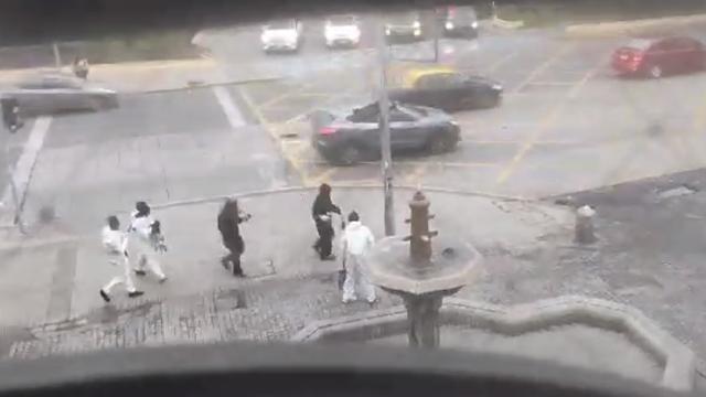 Overoles blancos queman buses en Santiago Centro