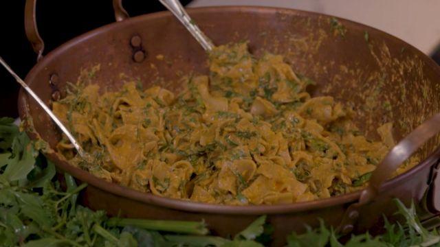 Carlo von Mühlenbrock preparó una ensalada tibia de pasta con hojas verdes.