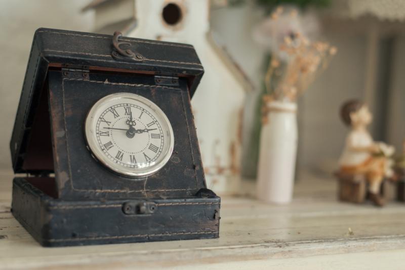 Reloj antiguo en un mueble