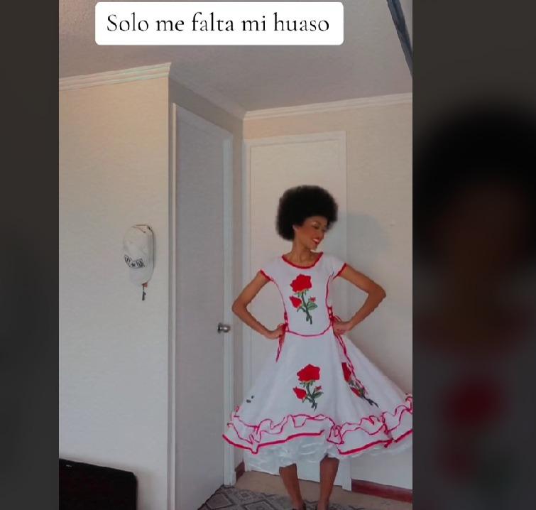 Colombiana luciendo su vestido de huasa