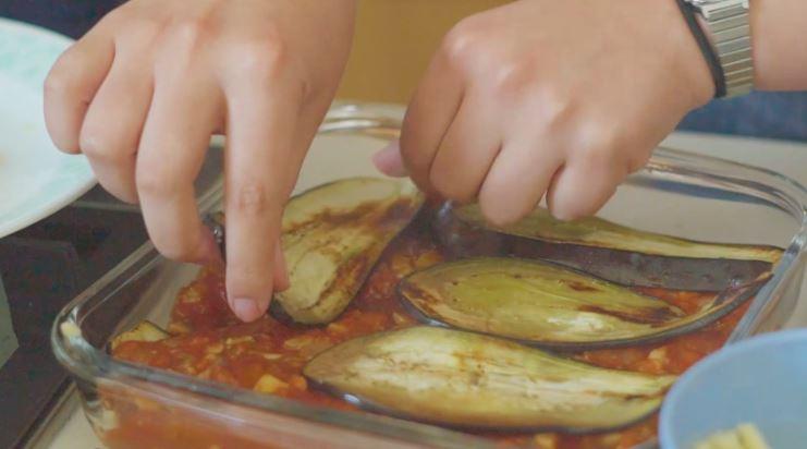 Connie Achurra preparó una lasaña de berenjenas especial para vegetarianos y celíacos.