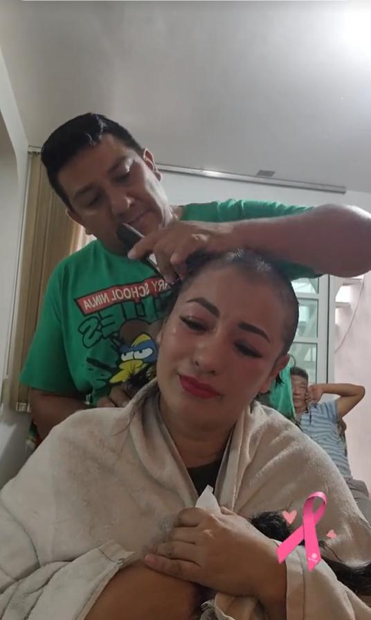 Familia sorprendió a mujer que padece cáncer de mama al raparse el cabello junto con ella