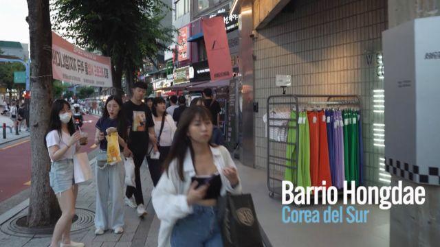 Visitaron el Barrio Honhgdae, zona en el que se encuentran cafés, clubs, tiendas de ropa para adolescentes y jóvenes.
