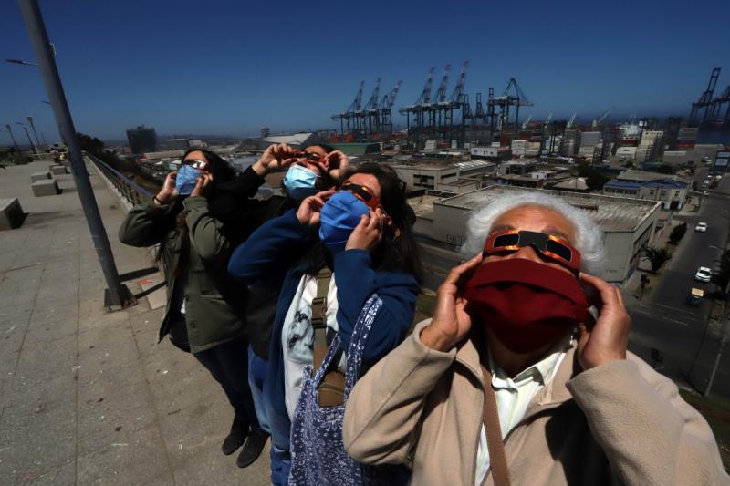 Personas viendo el eclipse