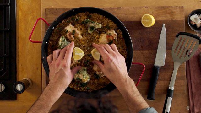 Matías Arteaga cocinó un arroz mediterráneo de alcachofa y pollo.