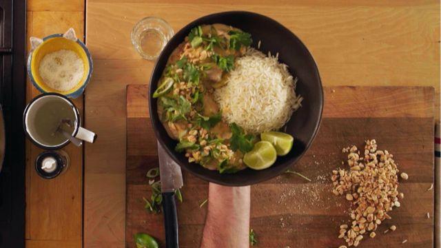 Chanchito satay con mantequilla de maní.