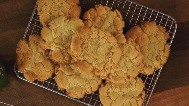 Galletitas craqueladas de maní.