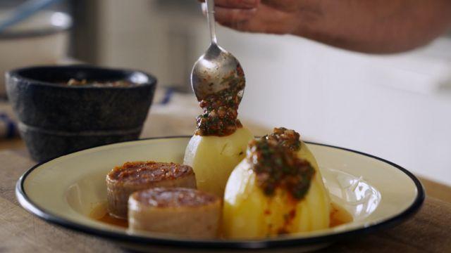 Matías Arteaga preparó un arrollado de huaso con pebre de fuente de soda.