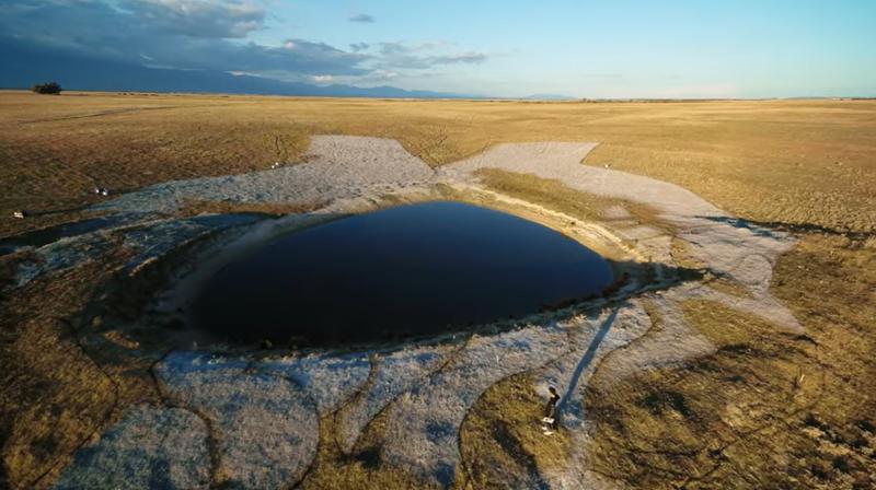 “En nuestras manos”: La impactante obra del artista francés Saype, contra la crisis hídrica