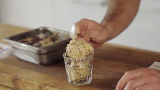 Helado de mantequilla de maní con plátano.