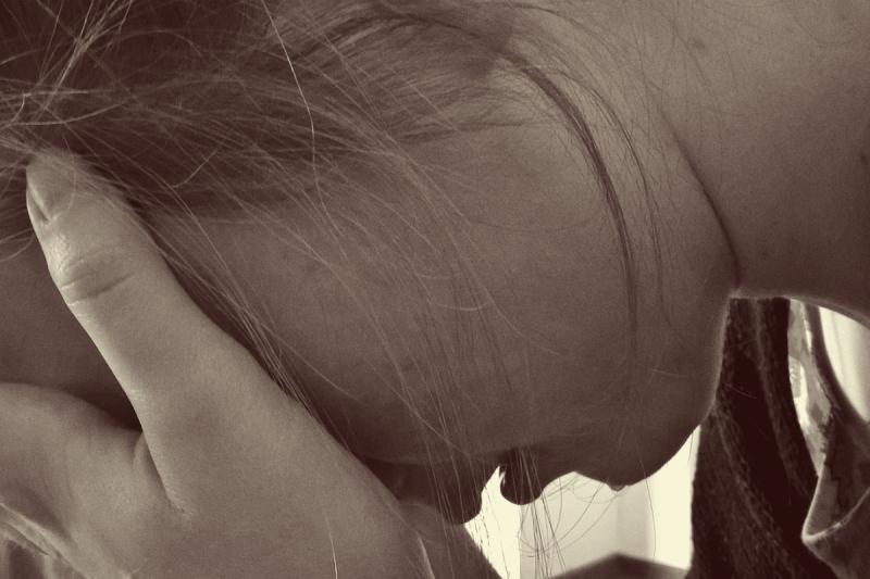 Hombre lanza jarrón a su hija en España. Foto referencial