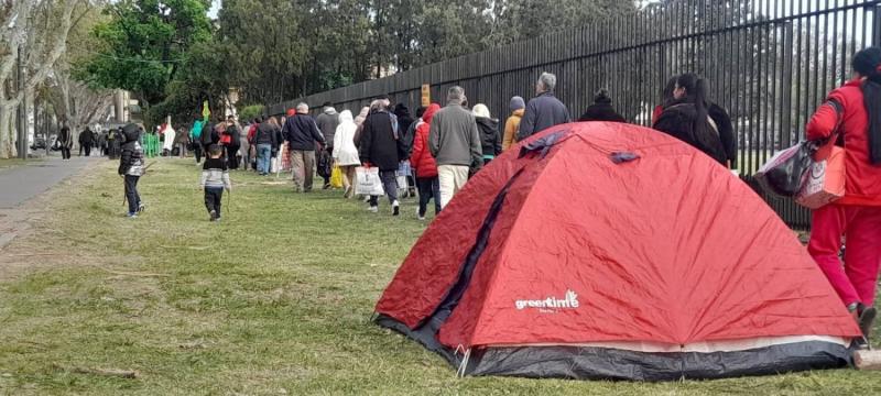 Miles de personas esperan a Leda Bergonzi