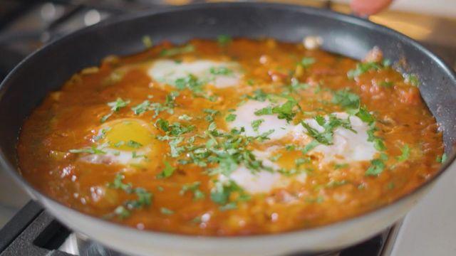 El shakshuka es un plato típico de la gastronomía de Medio Oriente.