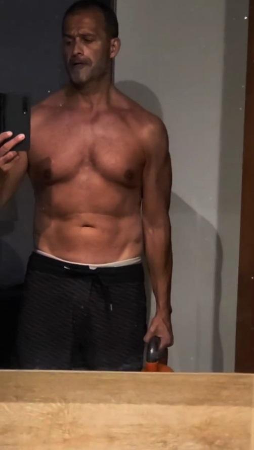 Iván Núñez sorprende con trabajado físico a sus 53 años