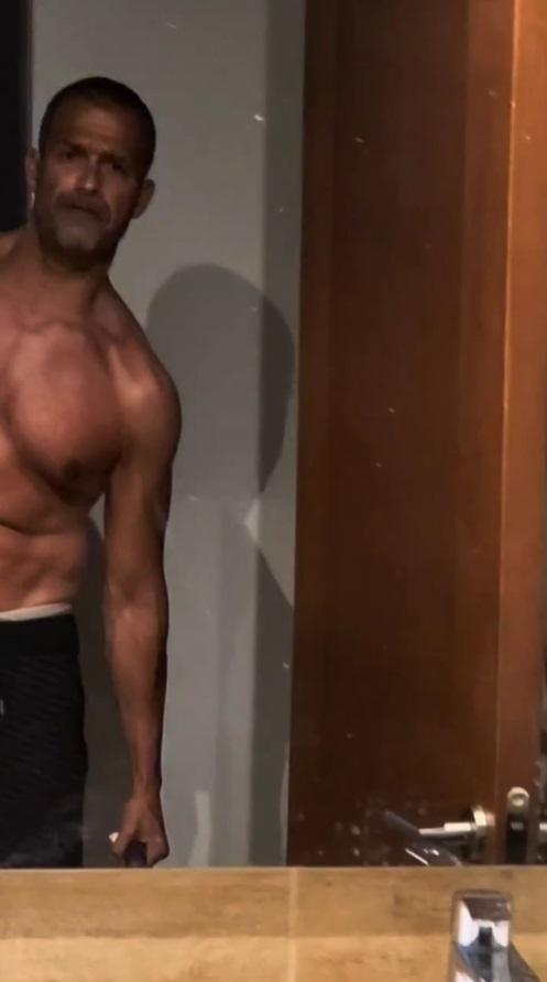 Iván Núñez sorprende con trabajado físico a sus 53 años