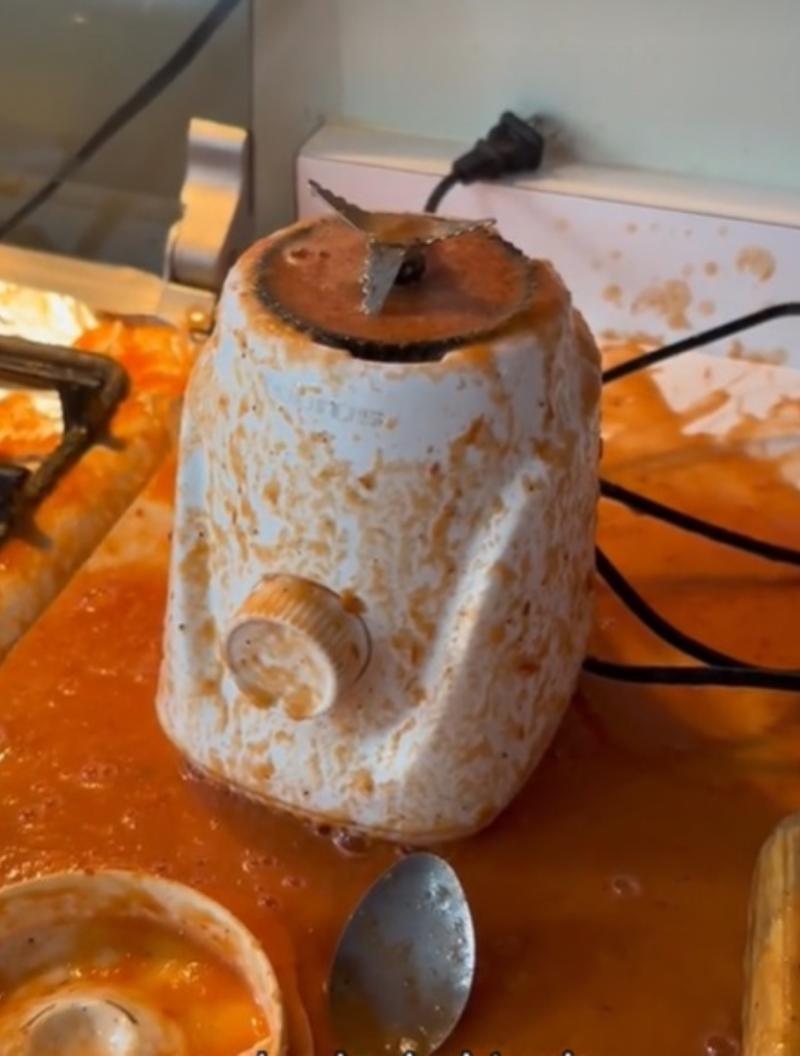 Así quedó la licuadora de mujer que llorar por ser dueña de casa