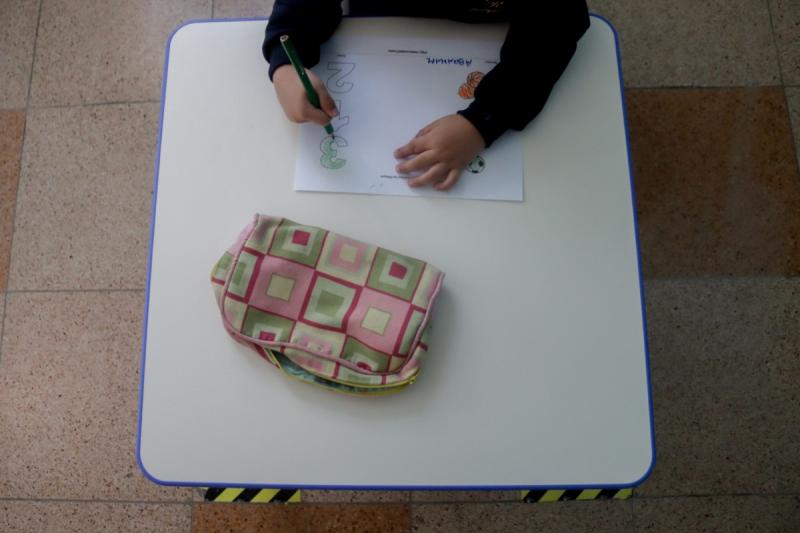 Denuncia por amarrar a niño con TEA en una silla. Foto referencial