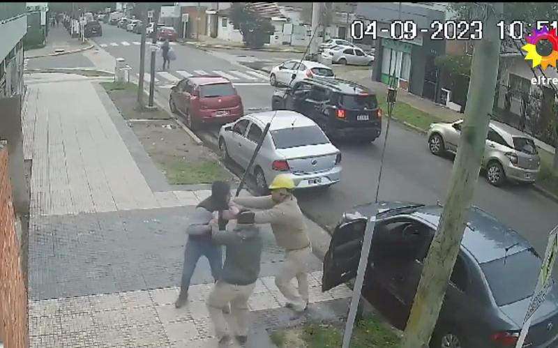 Obreros atrapando al ladrón