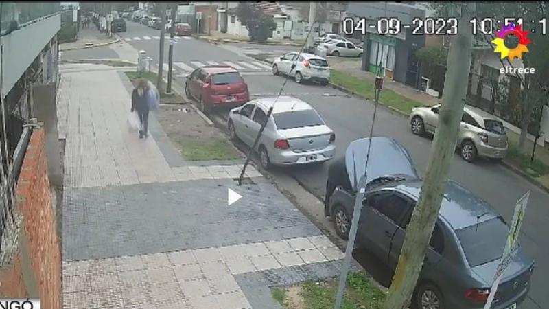 Ladrones tratando de robar el auto