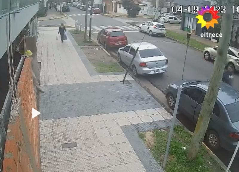 Obrero saliendo del edificio