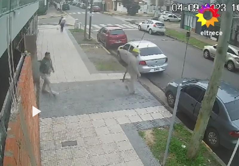 Obrero saliendo del edificio