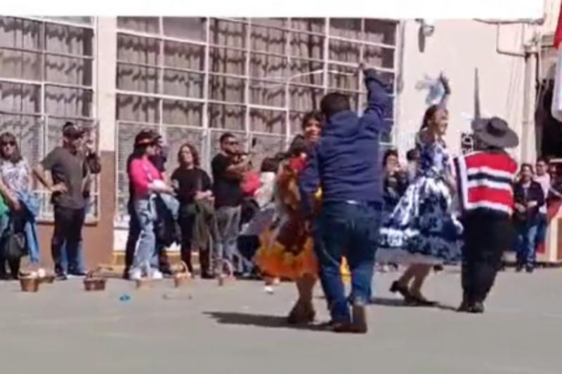 Padre ayuda a su hija en el baile escolar de Fiestas Patrias