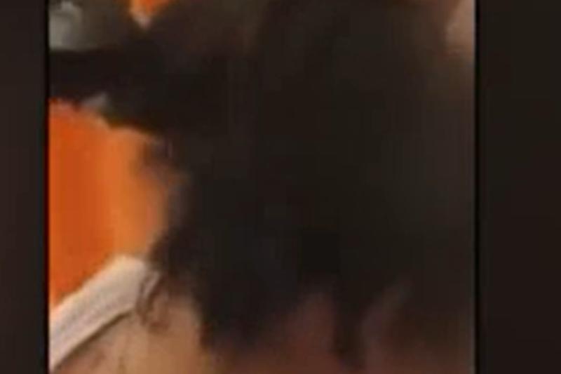 Padre rapa el pelo a su hija por burlarse de joven con cáncer