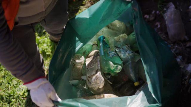 Parley For The Oceans Chile, se dedica a limpiar las costas de Pichilemu y Cáhuil, en la región de O'Higgins.