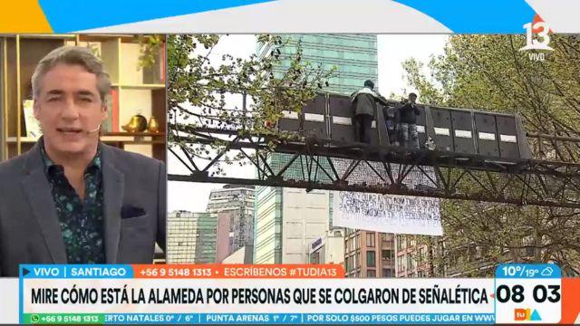 Corte de tránsito en Alameda por personas que se colgaron de señalética