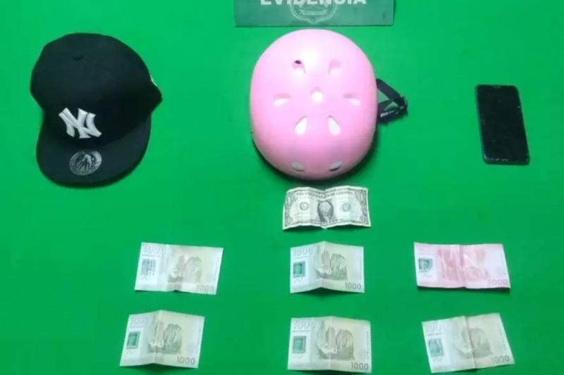 El casco rosado del adolescente