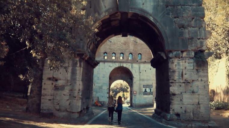 La Vía Appia, una vieja y emblemática calzada que guarda años de historia.