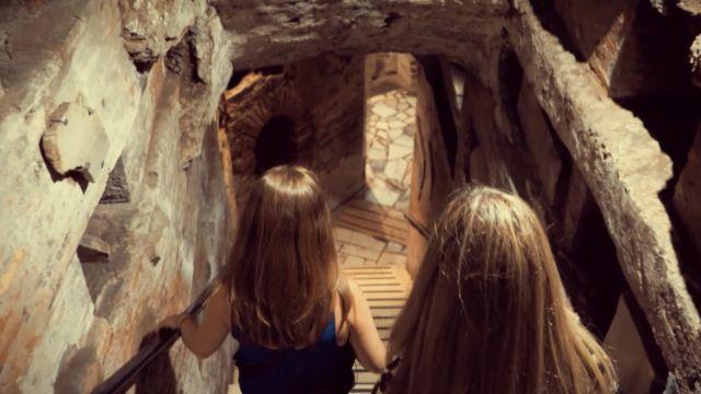 Bajando por las catacumbas de San Callisto.