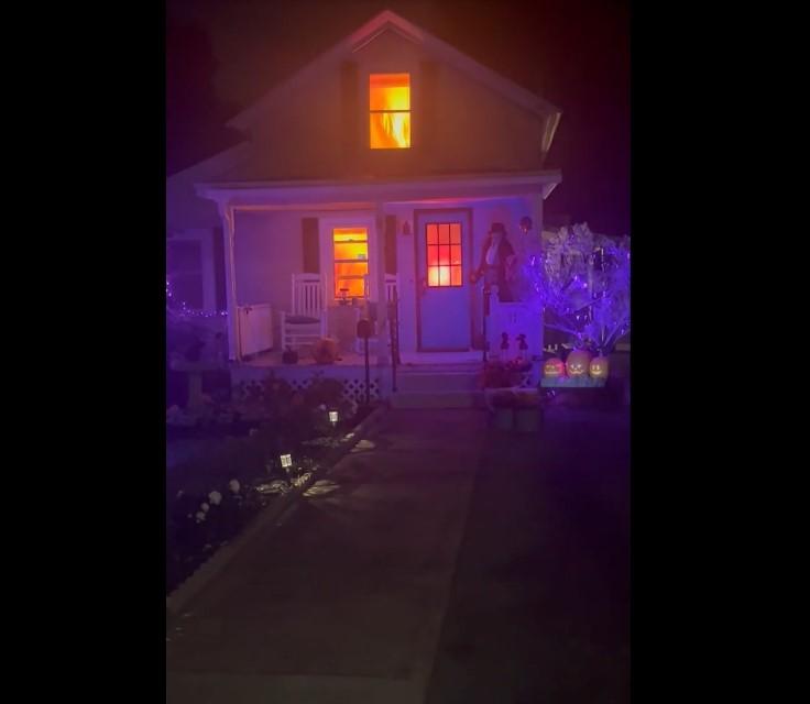 ¡Tremendo susto! Bomberos llegan a apagar incendio falso: Era decoración de Halloween