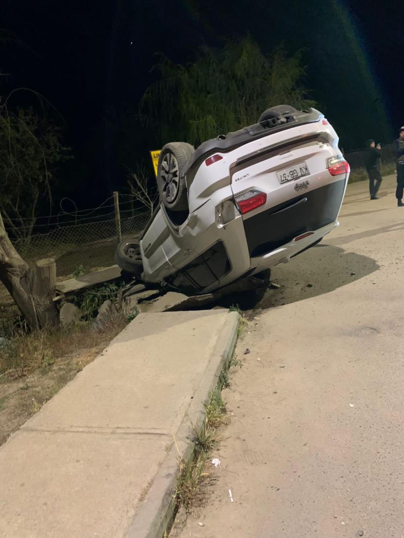 Desde Vitacura a Curacaví: 50 kilómetros de persecución terminan con alto volcado