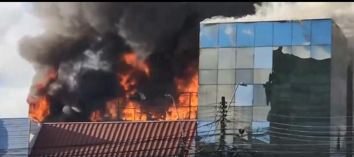 Gigantesco incendio en Valdivia provoca destrucción total de dos edificios