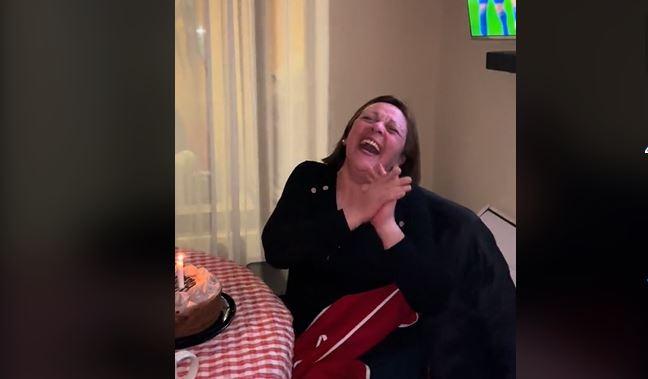 Cumpleaños feliz interrumpido por gol de Chile: Las risas no faltaron