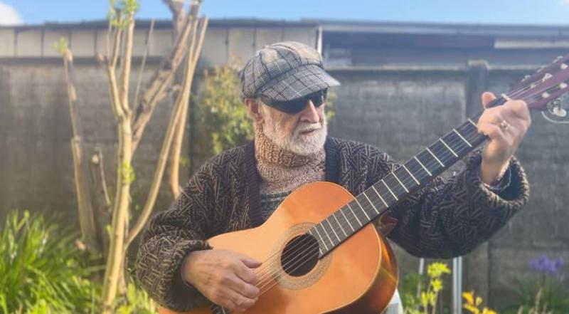 Joven pide que sigan a su abuelo que sube videos interpretando poemas: “le haría mucha emoción que lo vieran”