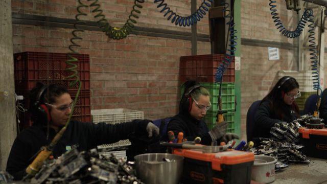 En Midas Chile, además de transformar residuos electrónicos en materias primas con energías limpias, también entregan empleos a muchas personas.