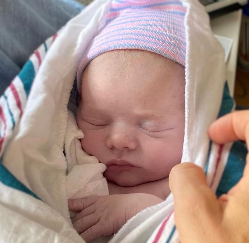 Andrea Velasco da a luz a su hija Estela