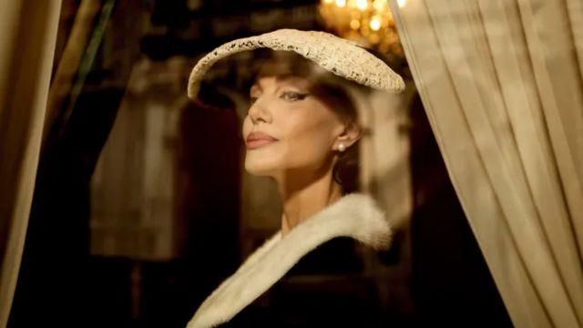 Angelina Jolie como la cantante de ópera María Callas.