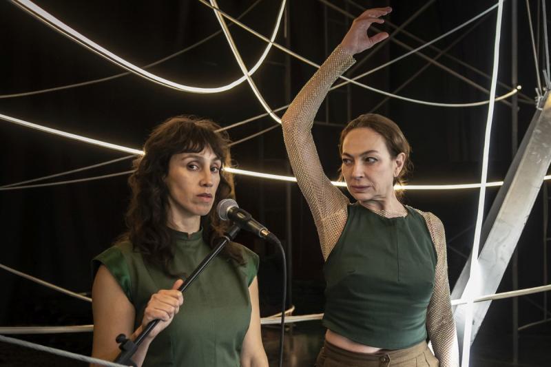 Manuela Oyarzún, directora de la intervención teatral, junto a la actriz nacional Patricia Rivadeneira.