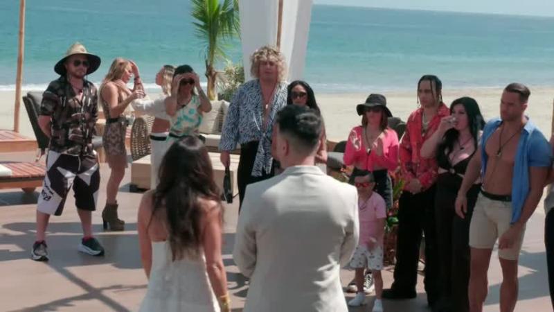 Eva Gómez siendo consolada tras dejar su teléfono