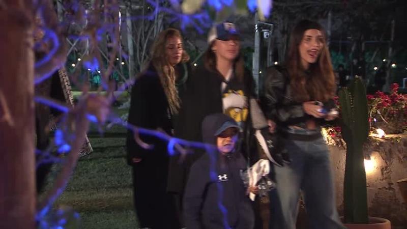 Azzartt Maveth llegando con su mano vendada