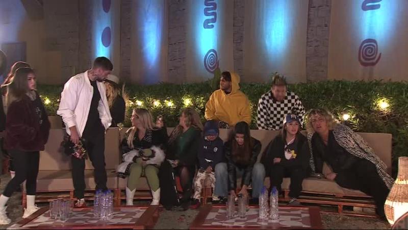 Azzartt Maveth, abajo, segunda a la izquierda, con su mano vendada