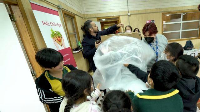 Carlo von Mühlenbrock visitó la Escuela Rural Los Pinos.