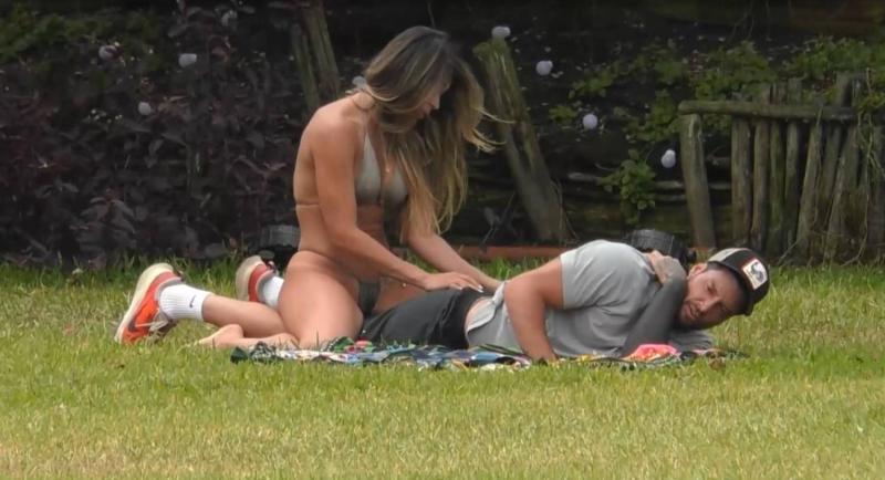 Chamaucci en el pasto