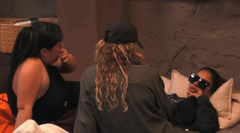 Eva Gómez conversa con Shirley en Tierra Brava