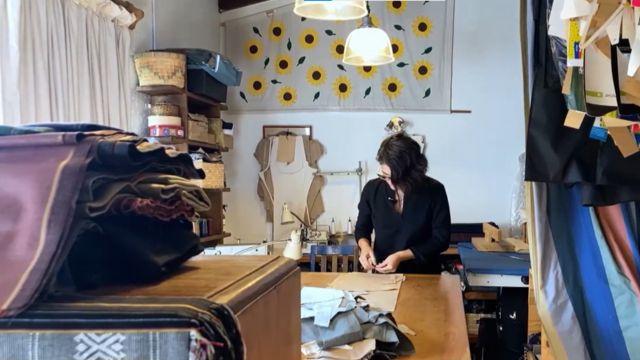 Mónica Navarro es diseñadora de vestuario y fundadora de "Puntada Austral"