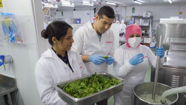 Sebastián Lobos conoció el proceso de elaboración de los helados del Emporio La Rosa