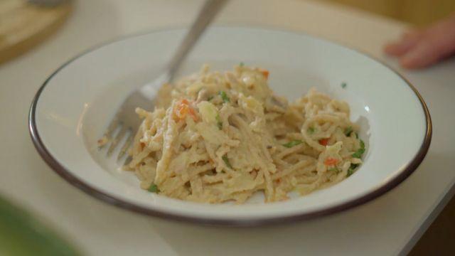 Spaguetti integral con salsa bechamel de coliflor.